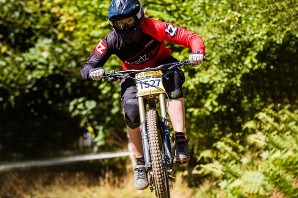 Team Tredz Rider Lindsay tackles the course in Sunday practise